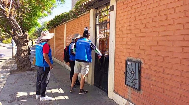 Funcionarios de SEMAPA notifican a dueños de viviendas en cercanías de la laguna Alalay. | Pedro Figueroa