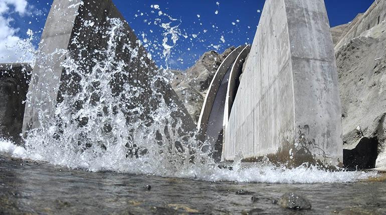 El desfogue de aguas de la represa de Misicuni al vertedero, ayer. | José Rocha