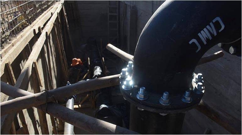 La instalación de una de las tres bombas que se fabricaron en Italia para dotar de agua a las zonas altas. | José Rocha