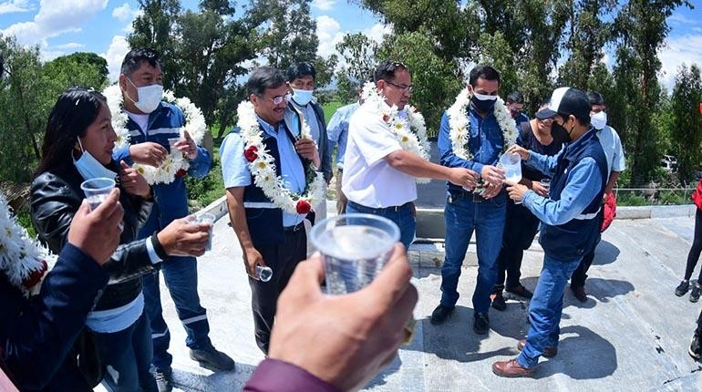 Autoridades reciben un vaso de agua del tanque de Misicuni.
