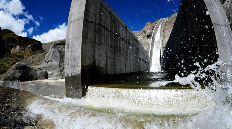 El agua que desfoga la represa Misicuni.